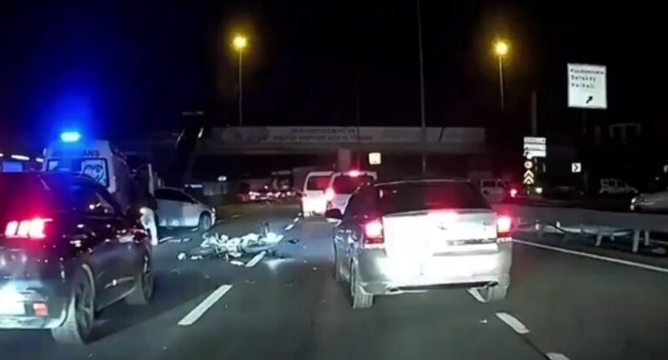 لحظات رعب في شوارع إسطنبول.. سيارة إسعاف تدهس سائق دراجة نارية بعد أن قذفته سيارة أخرى! (فيديو)