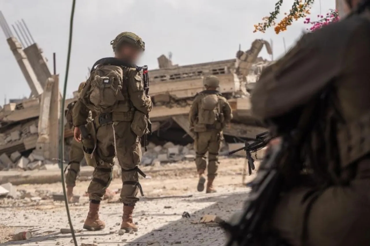 هآرتس: الجيش نقل نفايات ومخلفات بناء من خارج غزة إلى داخل القطاع