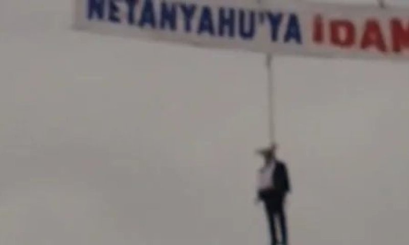 تركيا.. دمية ضخمة لنتنياهو معلقة على رافعة مكتوب عليها حكم الإعدام