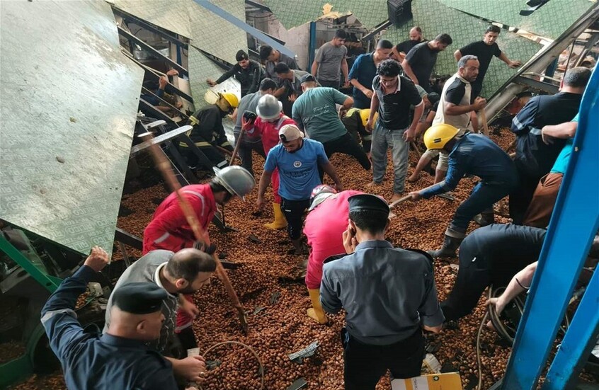 أطنان من التمور تطمر عمالًا في العراق (صور)