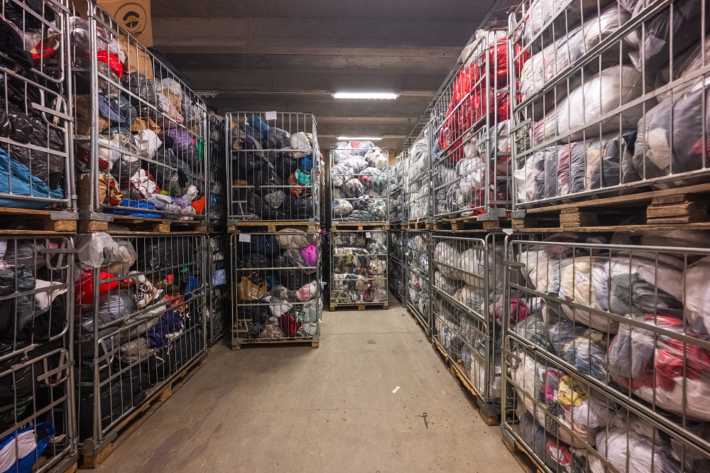 كيف تحوّل شاب مفلس إلى صاحب مشروع يحقق 6.5 مليون دولار سنوياً من إعادة بيع الملابس؟