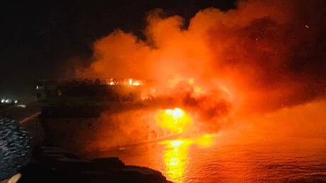 مصر.. النيران تلتهم مركبا يقل 220 سائحا على نهر النيل (فيديو)