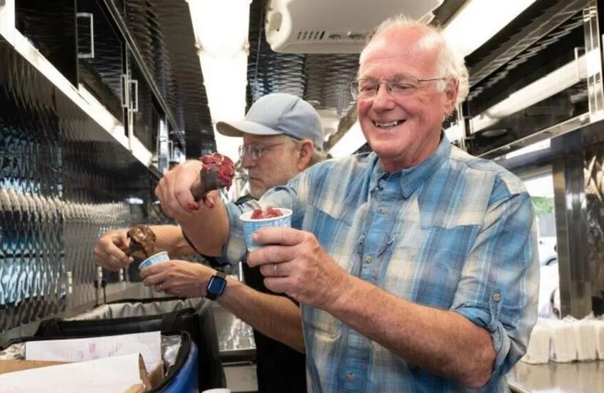 مؤسس مثلجات بن آند جيري يتحدى أصحاب الشركة بعد منع نكهة غزة (فيديو)