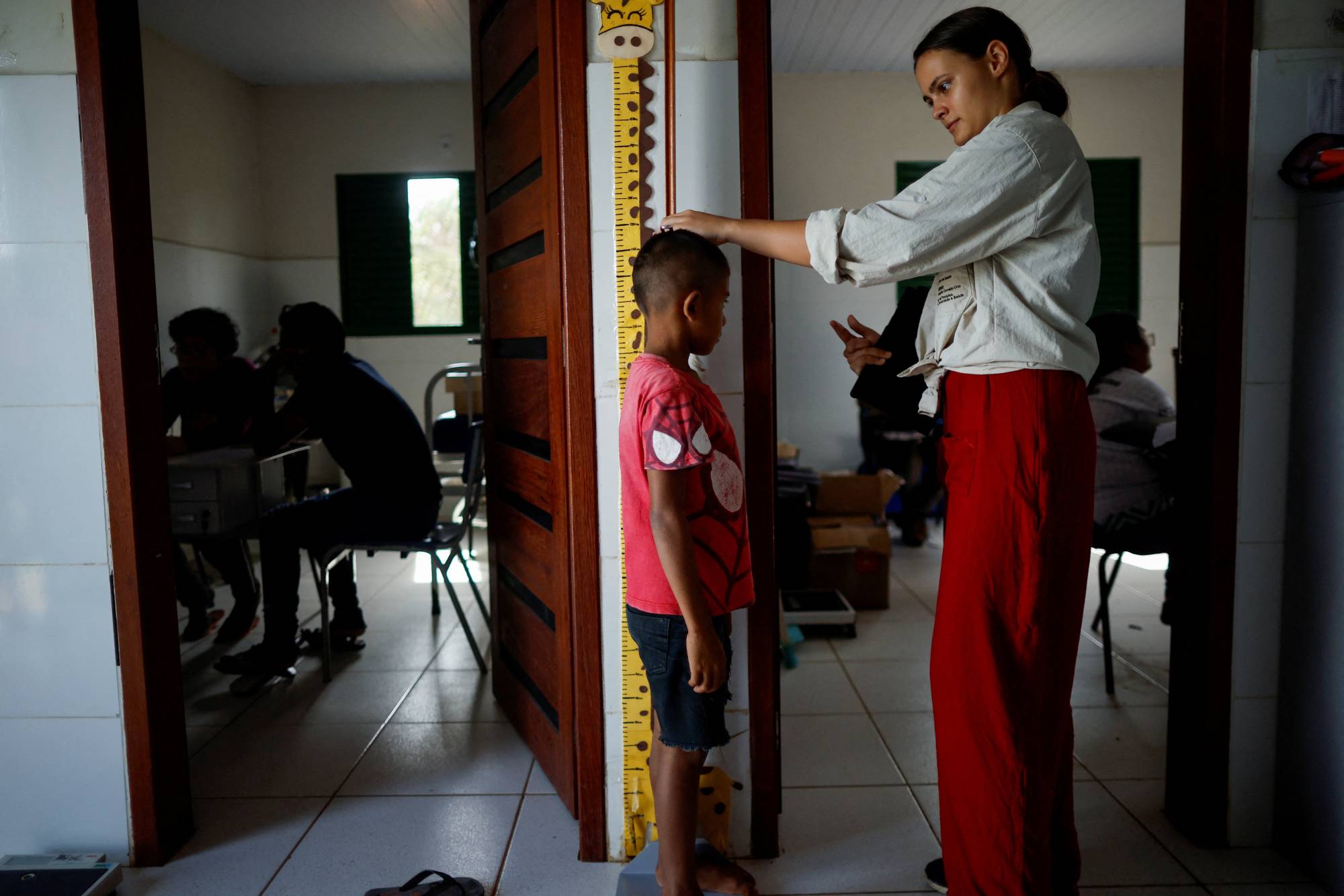 نساء من السكان الأصليين في عمق غابات الأمازون يكشفن أنهن أصبحن يخشين الحمل... فما السر؟