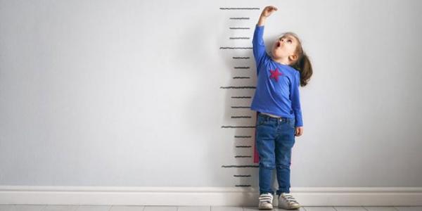 عوامل بيئية وهرمونية تُحدد طول الأطفال