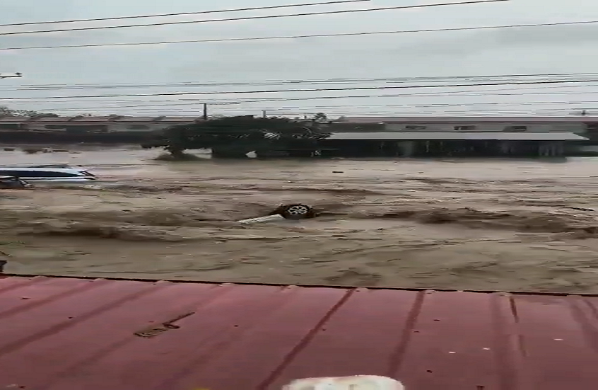 إعصار كالماغي يقتل العشرات ويجلي المئات ويغمر وسط الفلبين بالفيضانات (فيديو)