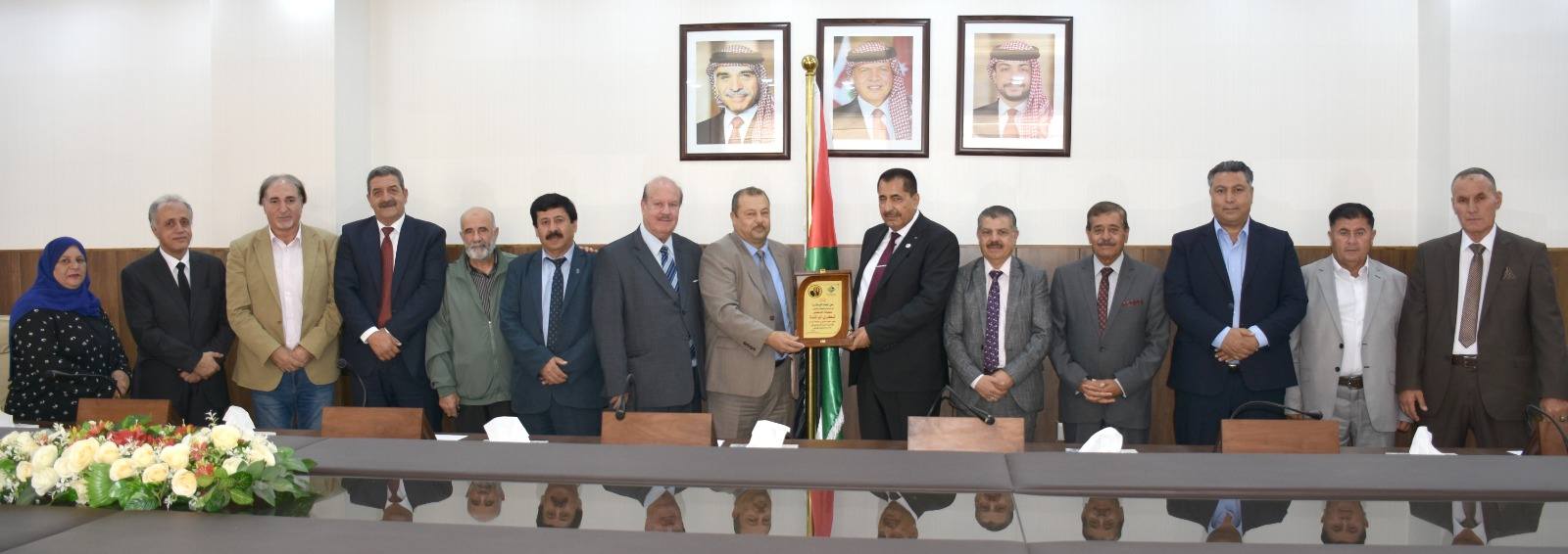 وجهاء لواء الرمثا يهنئون المراشدة ويقدّمون له درع التكريم بمناسبة منحه الدكتوراه الفخرية من الجامعة أفريقيا الفرنسية العربية