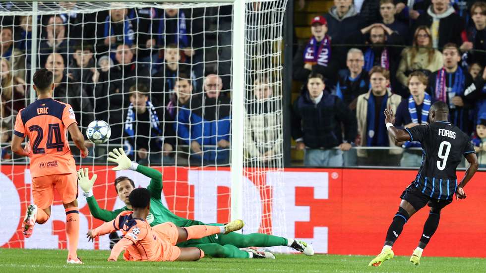 رأسية بالخطأ أنقذته من الخسارة.. برشلونة يتعثر في بلجيكا