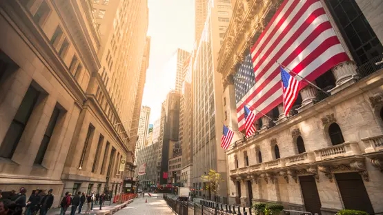 بنوك وول ستريت تحذر: تصحيح وشيك قد يهبط بالأسواق العالمية حتى 20