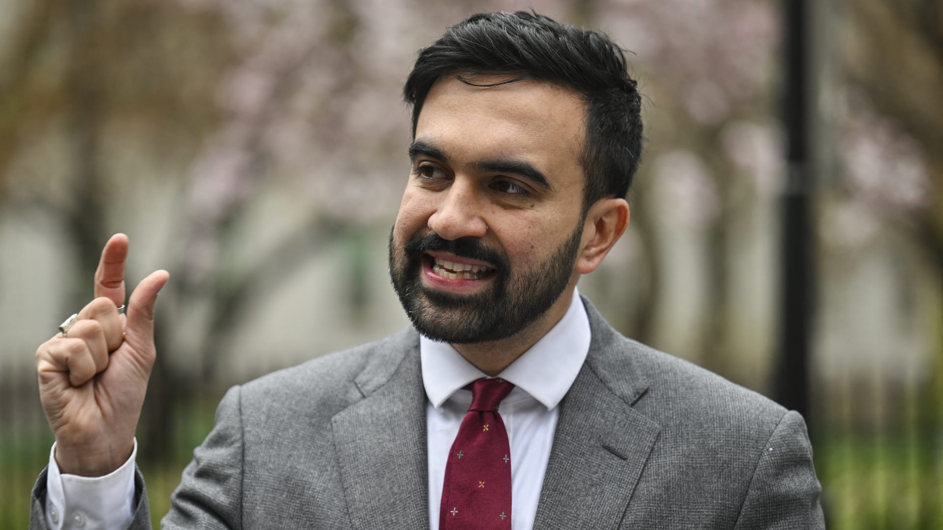 لم يتوقّع أحد فوزه قبل عام.. كيف حقّق ممداني فوزاً تاريخياً وهزم منافسه المدعوم من ترامب ورجال الأعمال؟