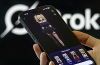 موظفو ماسك يجبرون على التنازل عن وجوههم وأصواتهم من أجل الروبوت آني المثيرة