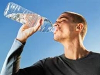 أسباب عدم شرب الماء اثناء الوقوف