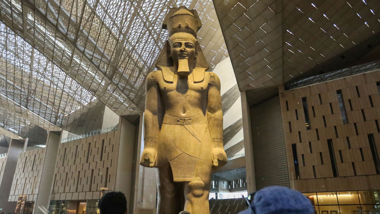 ضجة قراءة آيات قرآنية عن فرعون أمام المتحف الكبير وتلميح أنه دار شرك وأمين الفتوى يعلق