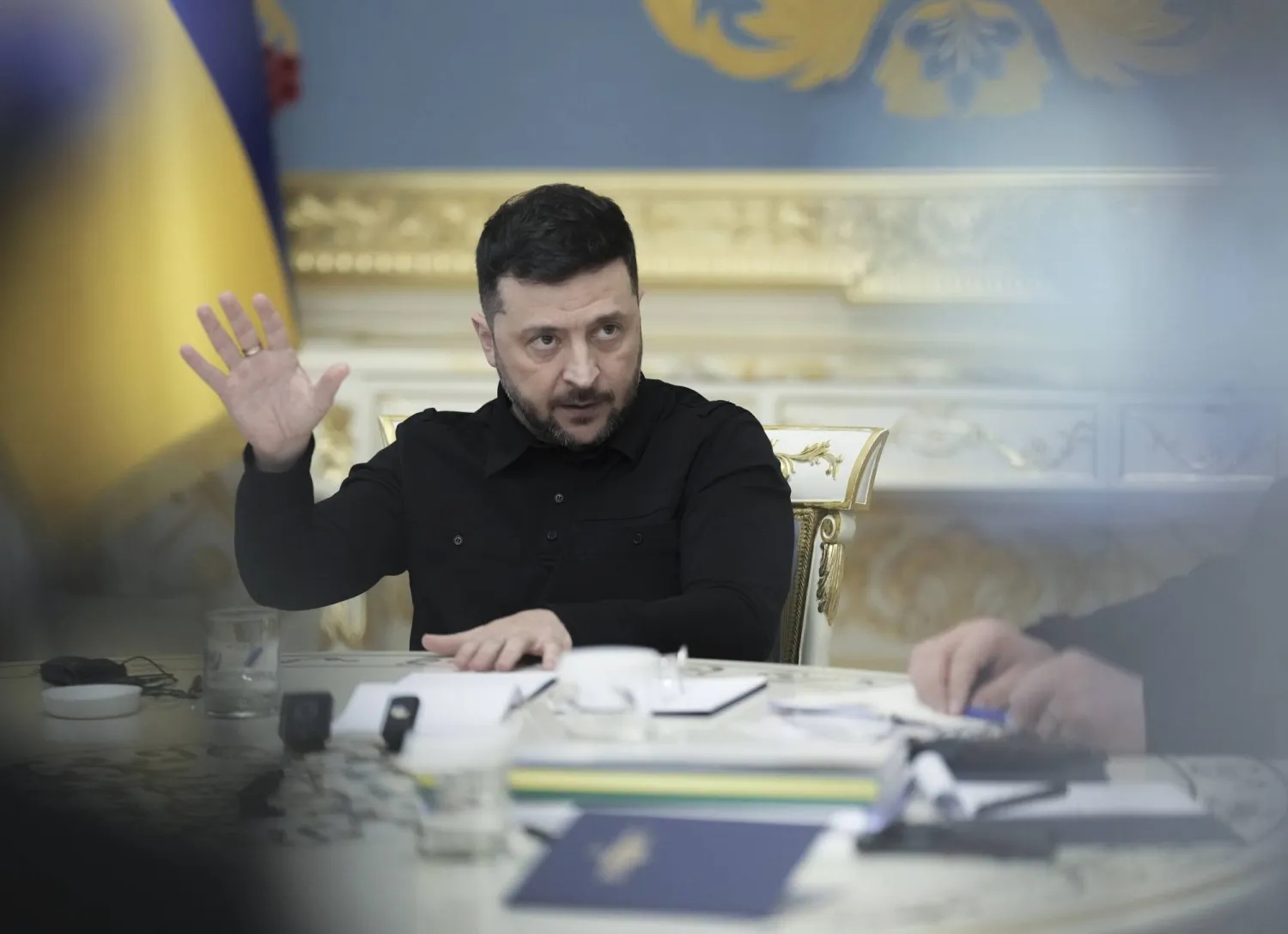 زيلينسكي يفرض عقوبات على أحد المقربين منه وسط فضيحة الفساد