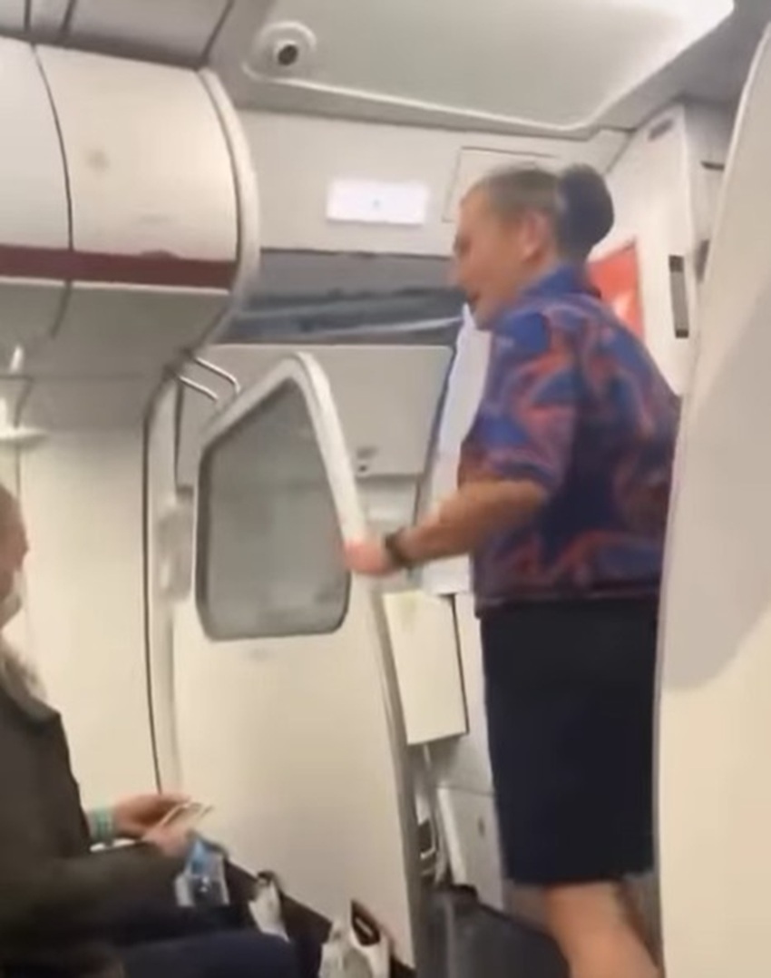 تسرب مياه الأمطار وحبات البرد داخل طائرة أسترالية (فيديو)