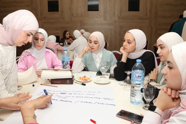 طالبات فيلادلفيا يطلقن بوسترًا توعويًا لتعزيز الوعي بسرطان الثدي