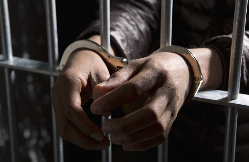 مدان بجرائم جنسية ينتحل صفة طبيب ويعتدي على طالبة داخل مدرسة ابتدائية