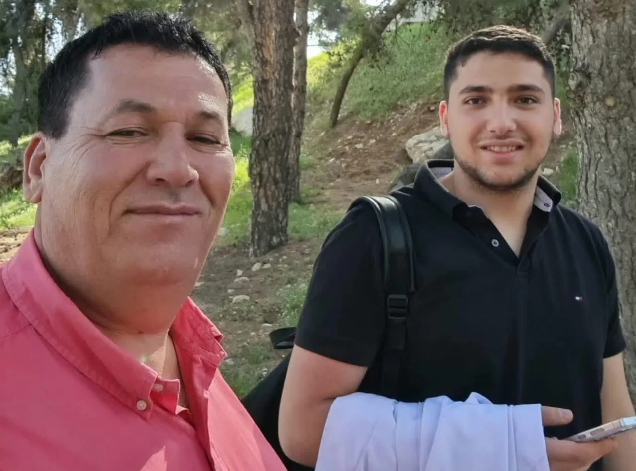 الأب وابنه يتزاملان في كلية الطب.. اليكم القصة