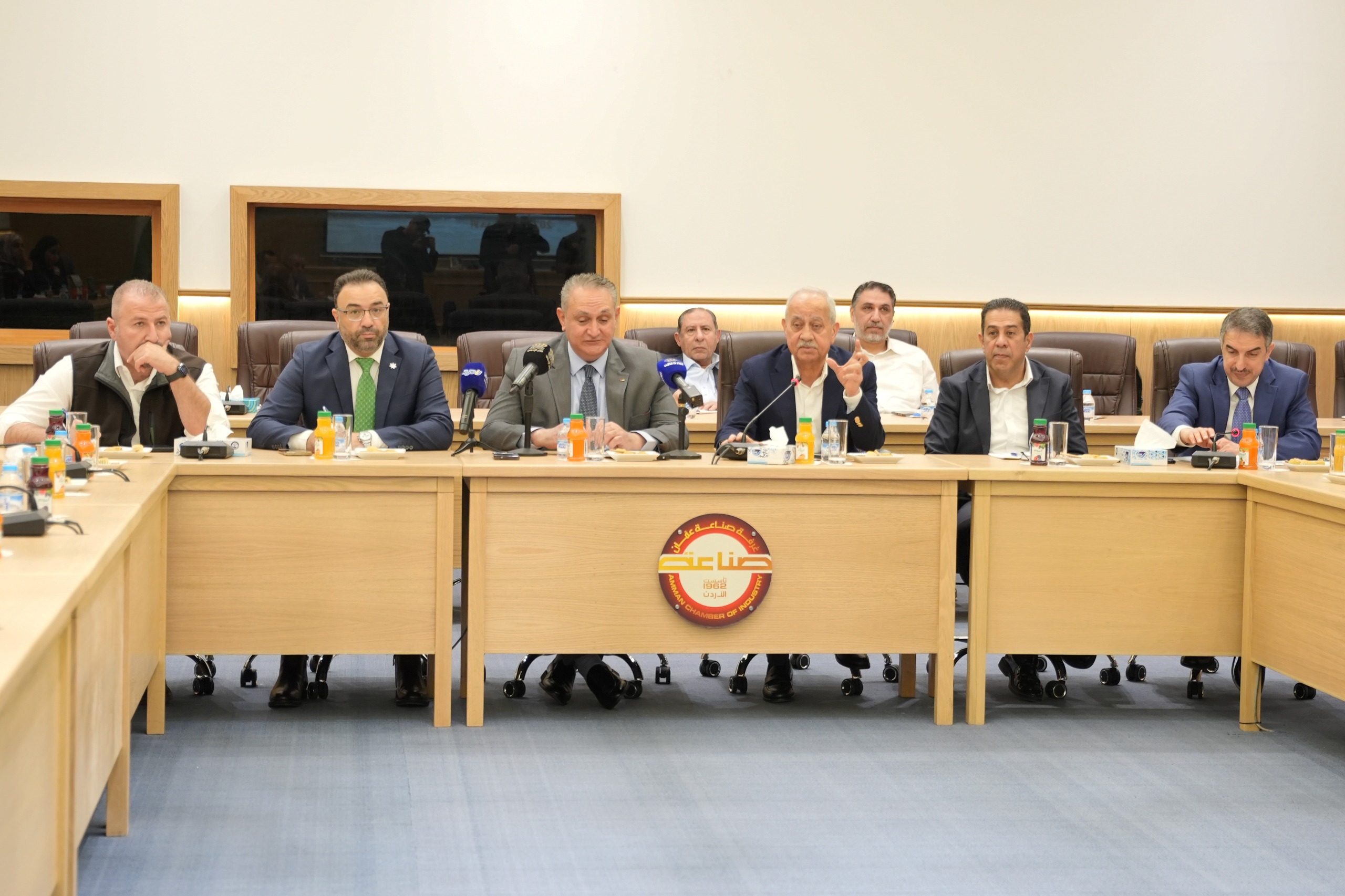 صناعة عمان تبحث معيقات القطاع الصناعي ذات العلاقة بعمل وزارة البيئة