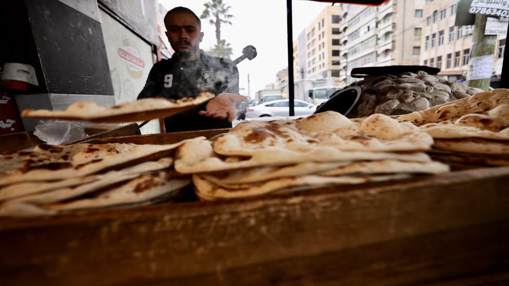 الحكومة تثبت أسعار الخبز حتى نهاية 2026