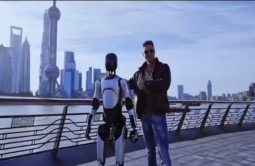 روبوت صيني يحطم رقما قياسيا عالميا في المسير المستقل ويلتقط سيلفي مع المارة