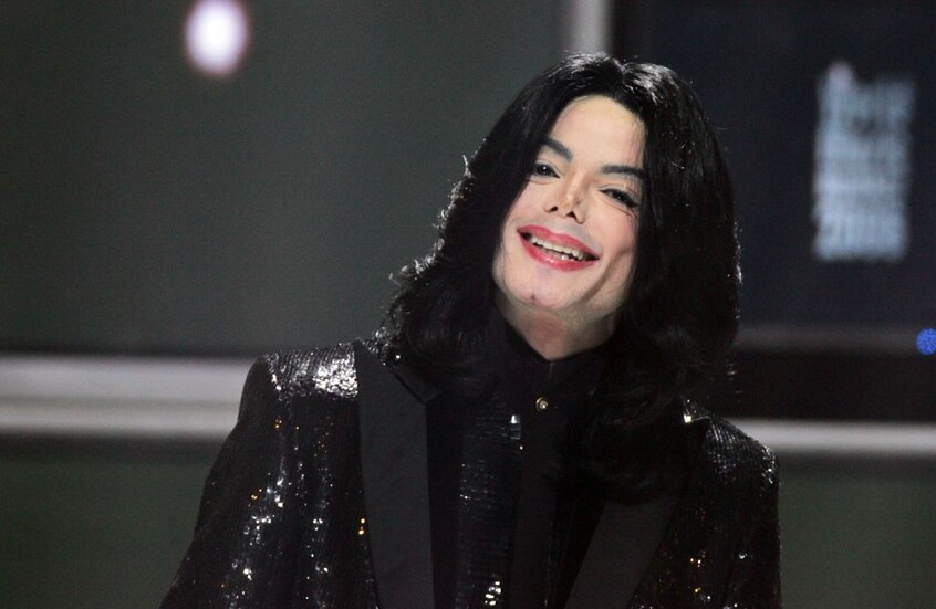 بعد 16 عاما على رحيله.. تقرير يكشف عن حقائق مروعة في تشريح جثة نجم البوب العالمي