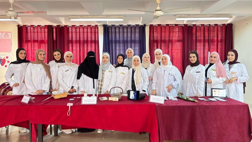 صيدلة الزرقاء تنظم نشاطًا توعويًا في مدرسة رقيّة بنت الرسول للبنات