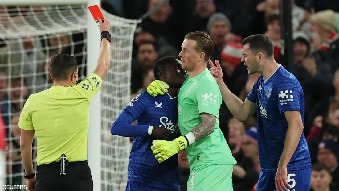 حادثة غريبة في الدوري الإنجليزي.. طرد لاعب لاشتباكه مع زميله