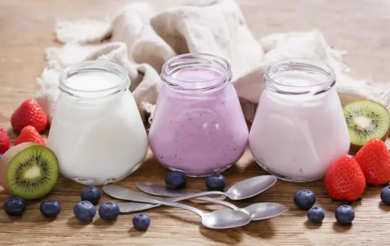 الزبادي اليوناني مقابل العادي... أيهما أكثر فائدة؟