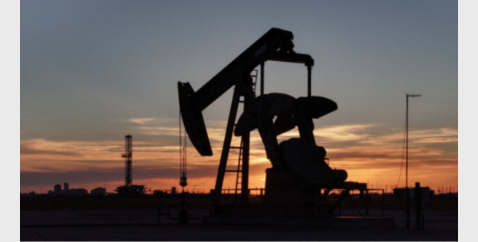 النفط يستقر بعد تراجعه لأدنى مستوى في شهر مدفوعا بتقدم محادثات أوكرانيا