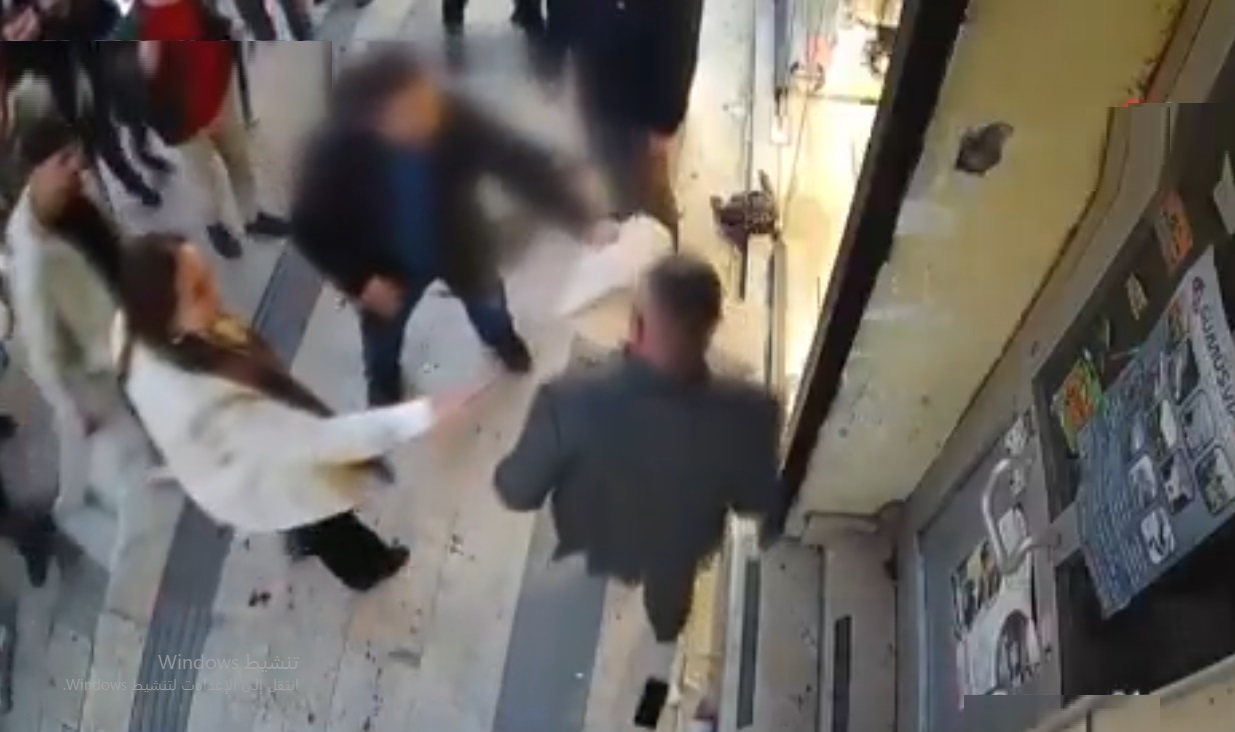رواد سوق يمنعون رجلاً من قتل زوجته في تركيا (فيديو)