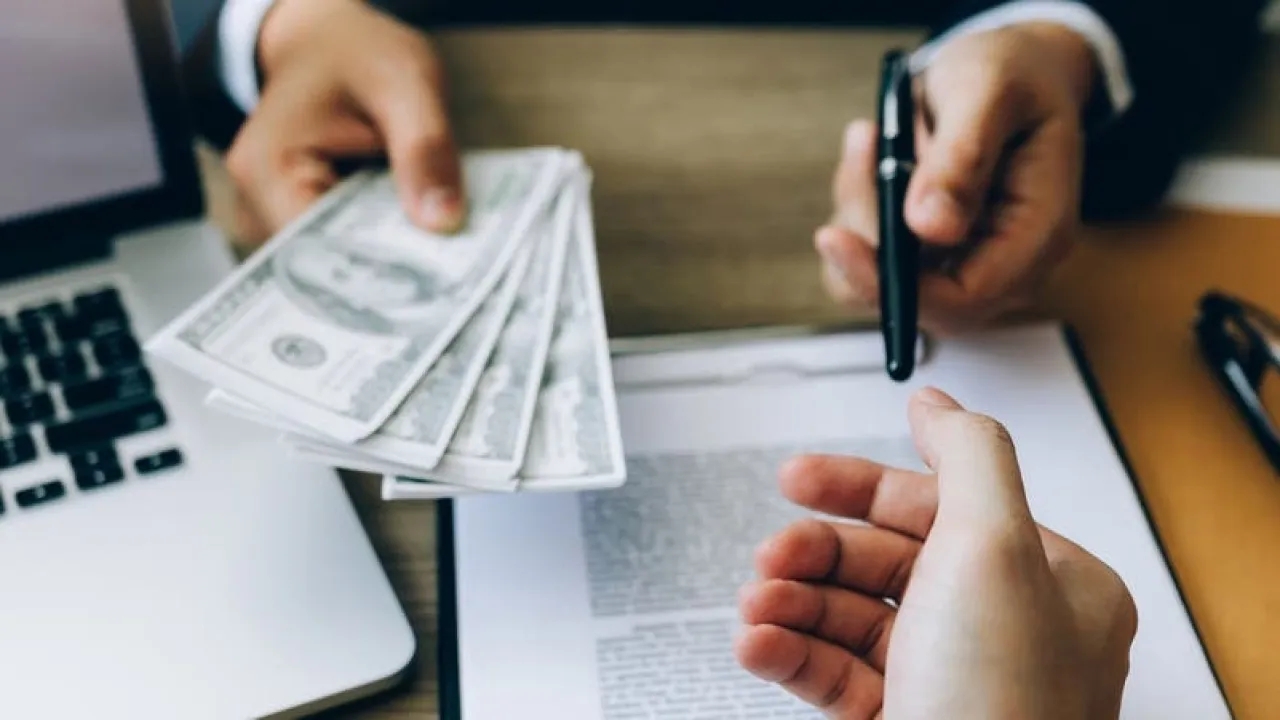 خطأ قاتل يرتكبه كثيرون عند طلب المال من عائلتهم