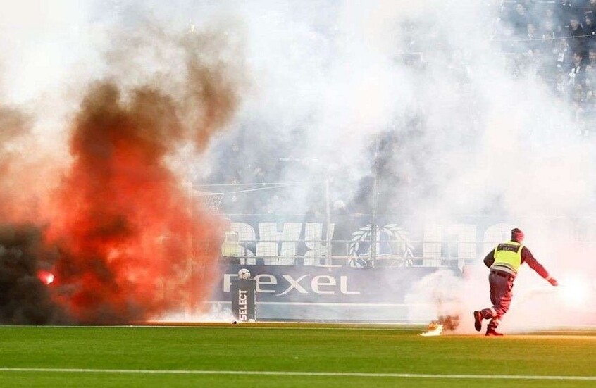 احتراق أرضية ملعب والمرمى بسبب جماهير غاضبة (فيديو)