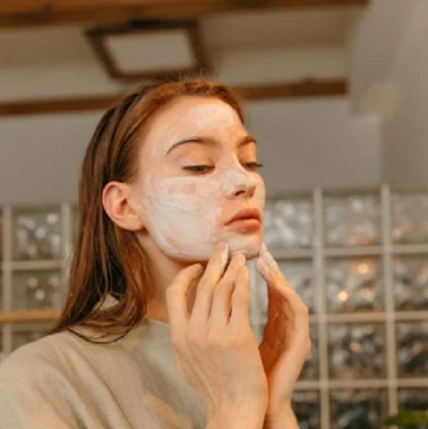 5 وصفات طبيعية لشد البشرة وتعزيز نضارتها .. هتخليكى تبانى أصغر