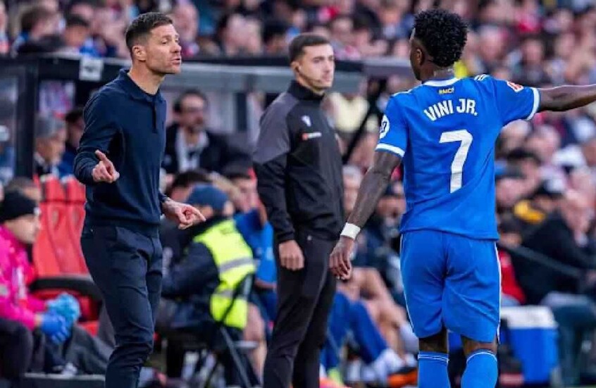 اصمت والتزم.. تشابي ألونسو ينفعل على فينيسيوس (فيديو)