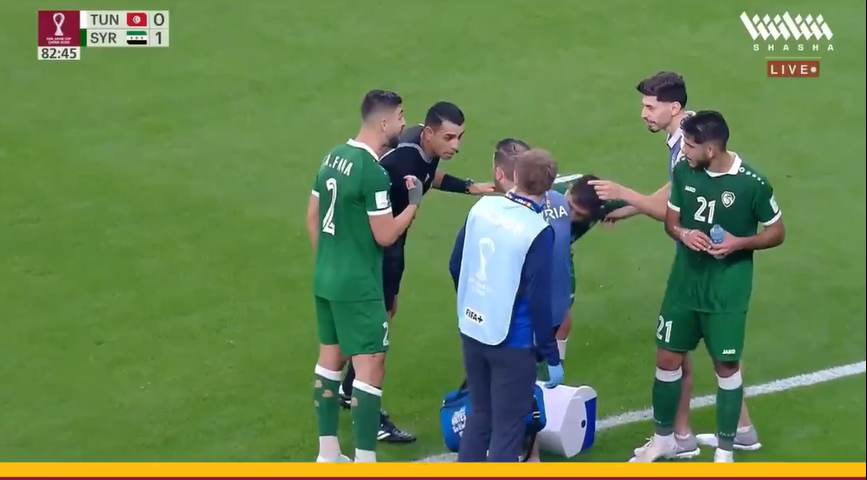 شاهد بالفيديو.. كأس العرب في قطر يشهد أول تطبيق لقانون الاستبعاد دقيقتين عند علاج الإصابة