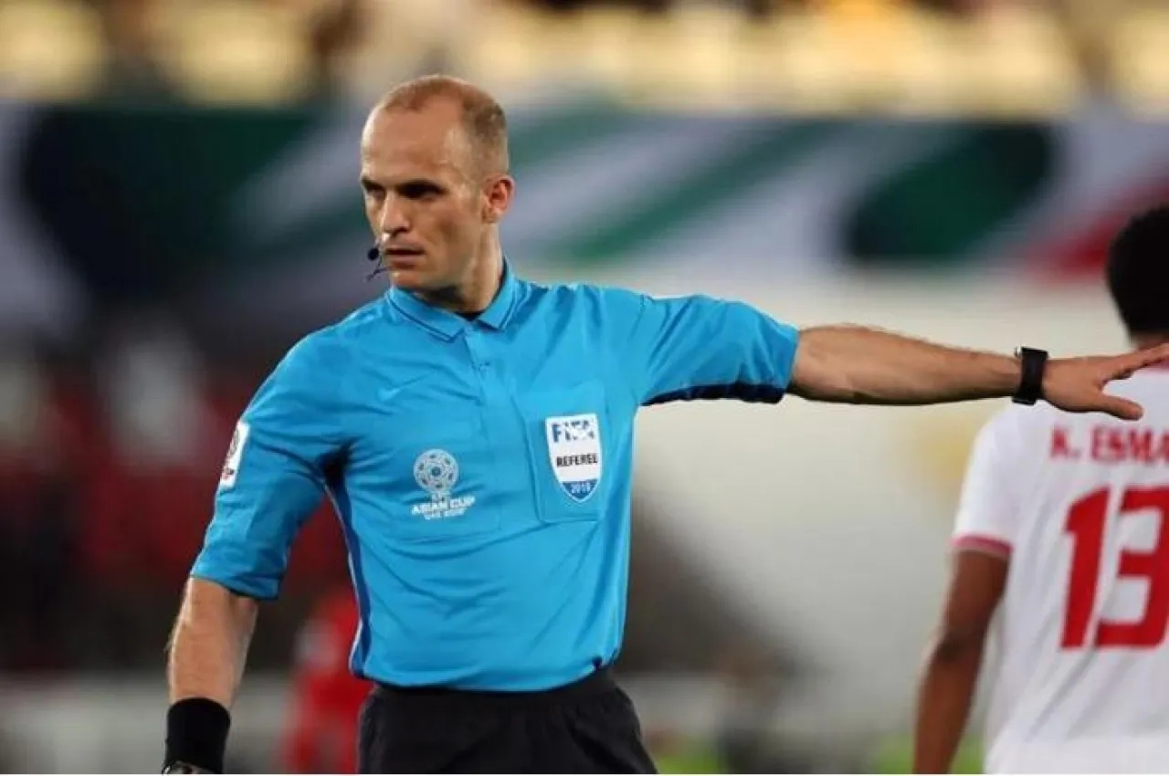 كيروش يهاجم مخادمة : انظروا إلى الشاشات.. هذا الرجل أهدر مجهودنا