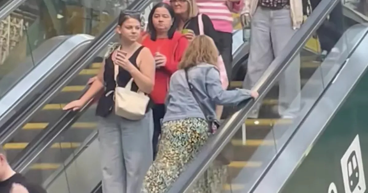 محاكمة امرأة لسيرها بالاتجاه الخاطئ على السلم الكهربائي