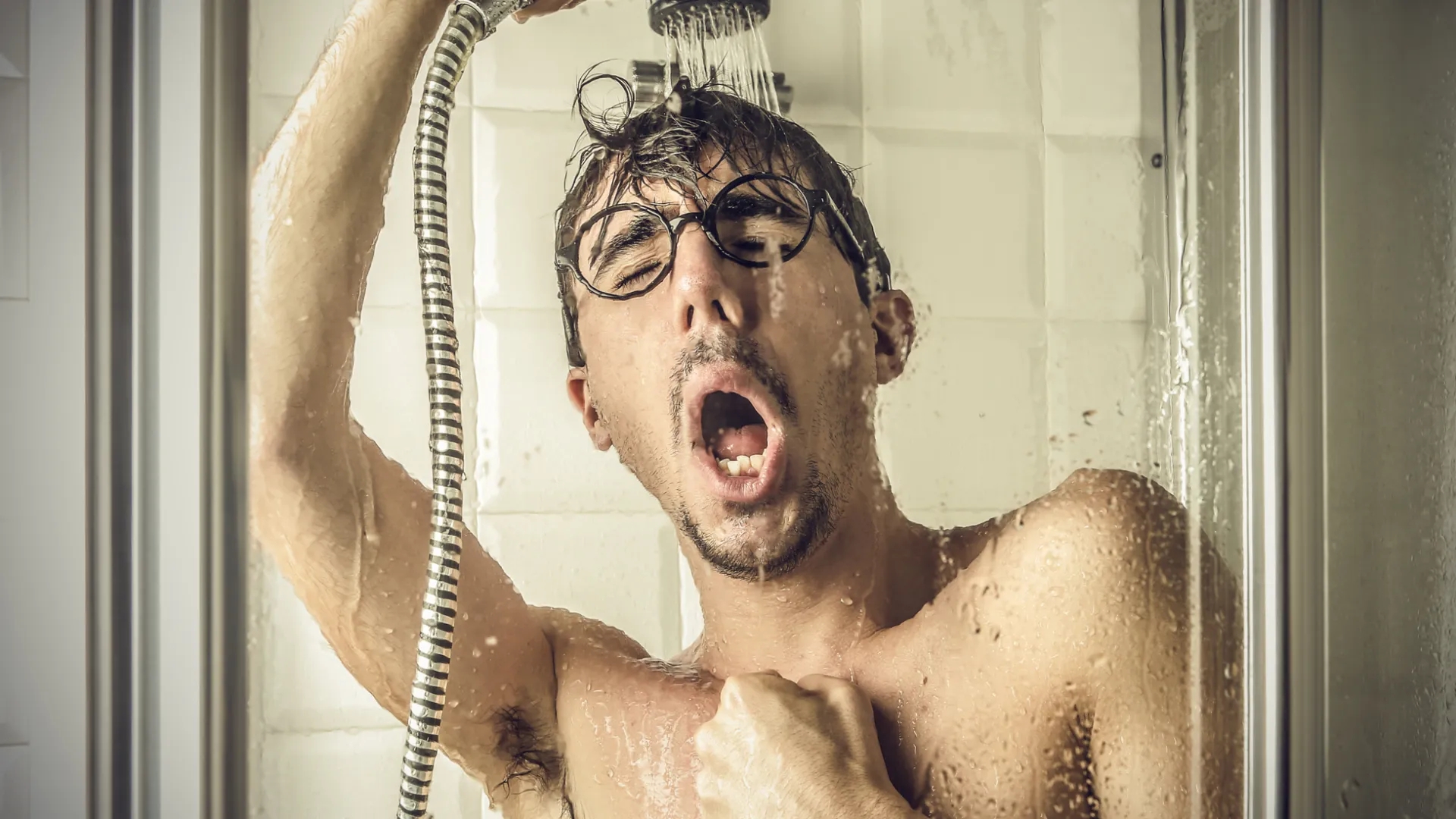 هل الاستحمام بالماء البارد في الشتاء أفضل للصحة والبشرة؟