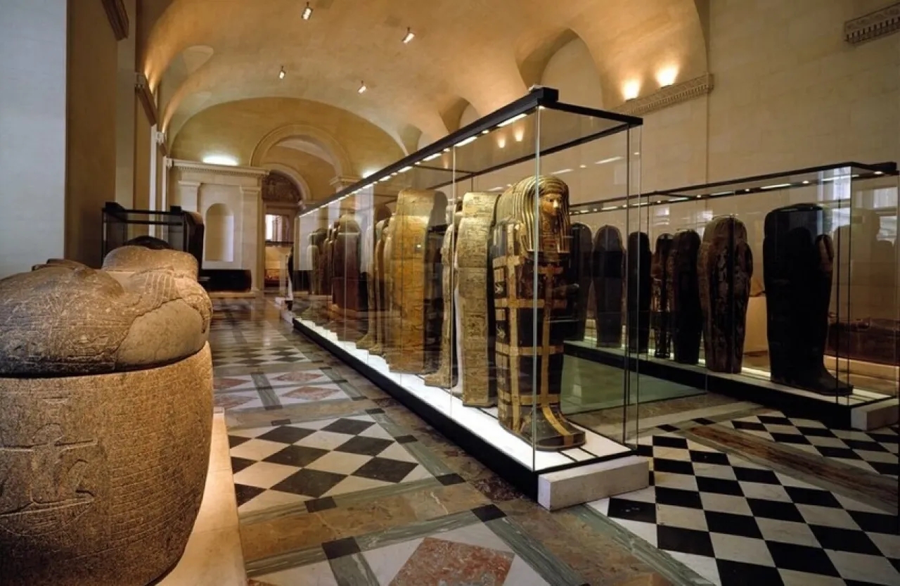 فضيحة في متحف اللوفر.. تسرب مياه يغرق مكتبة الآثار المصرية