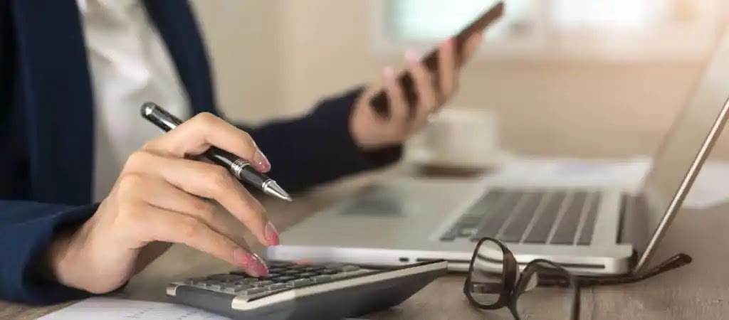 إقالة موظفة بسبب عنصريتها ضد العملاء