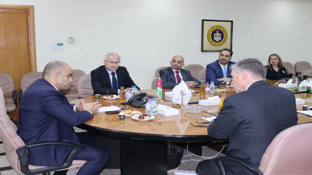 رئيس هيئة الأوراق المالية يبحث سبل تعزيز الاستثمار والتعاون مع السفير البريطاني في عمان