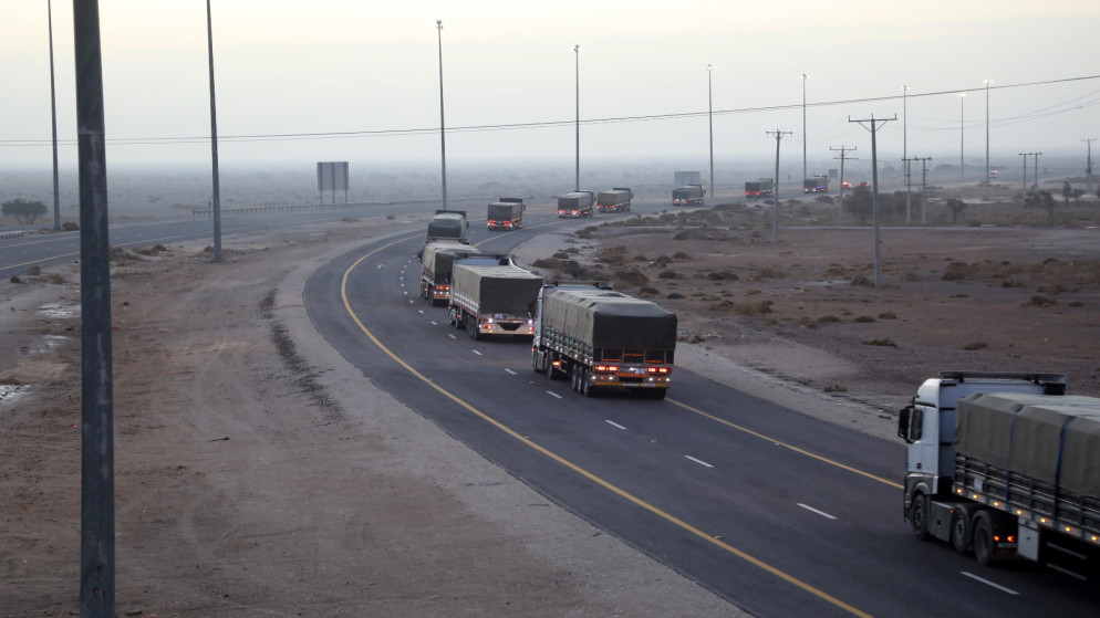 الجيش يسير 13 شاحنة محملة بـ 54#44;600 طرد غذائي إلى اليمن