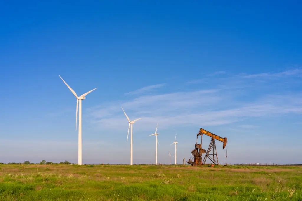 النفط يرتفع عند التسوية بعد قرار خفض الفائدة الأميركية