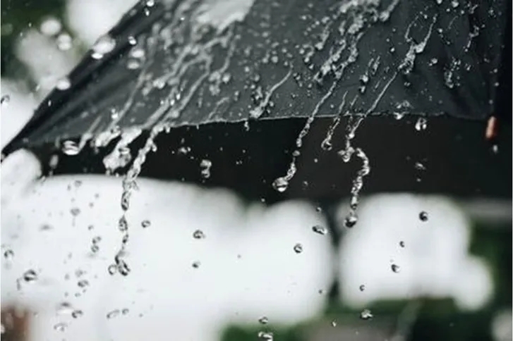 منخفض جوي عميق يضرب المملكة.. أمطار غزيرة وتحذيرات من السيول