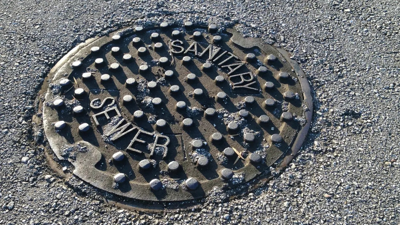 سرقة أغطية المناهل على طريق المئة عبر فتحة في باص..!!