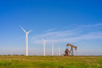 النفط يرتفع عند التسوية بعد قرار خفض الفائدة الأميركية