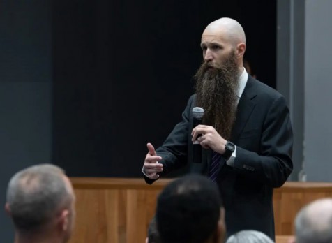 السفير الأمريكي “يتجول في المجتمع الأردني” أكثر من “رئيس الوزراء”: المنصات تعترض مجدداً والبرلمان يسأل الصفدي