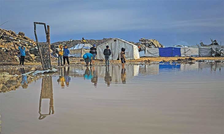 سكان غزة تحت رحمة المُنخفض الجوي «بايرون»… وإسرائيل تمنع دخول الخيام