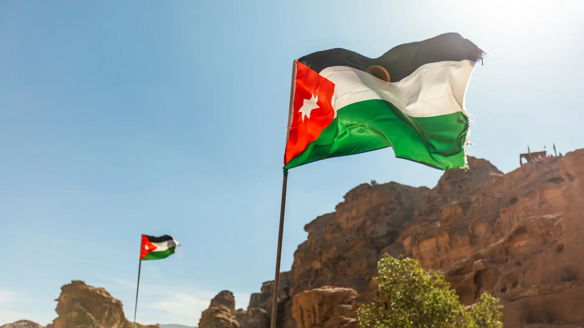 أردني في أمريكا يطلق حملة دولية لتصحيح شكل نجمة العلم الأردني على الهواتف الذكية